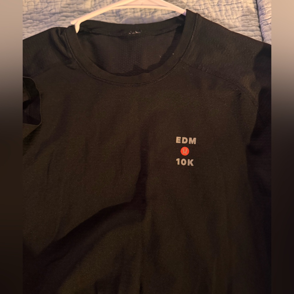 Lululemon men’s Black Short Sleeve Tee with Chest Logo “EDM 10k” rare find - Picture 5 of 5